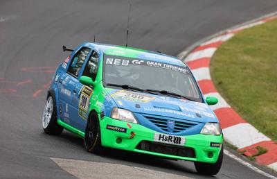 Dacia Logan, în centrul atenției pe circuitul de la Nurburgring » Imagini de la cursa unde concurează și Max Verstappen
