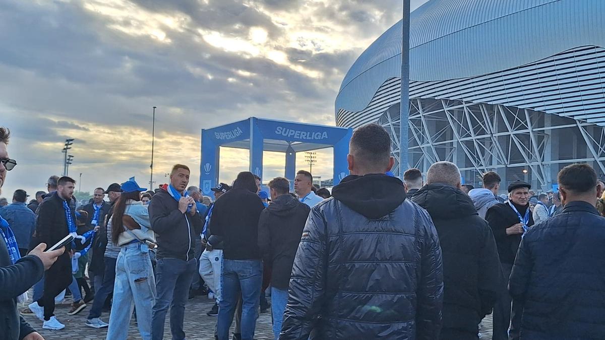 Chiar e atmosferă de titlu! Cum i-au așteptat ultrașii pe jucătorii Craiovei + clujenii, nevoiți să schimbe planul