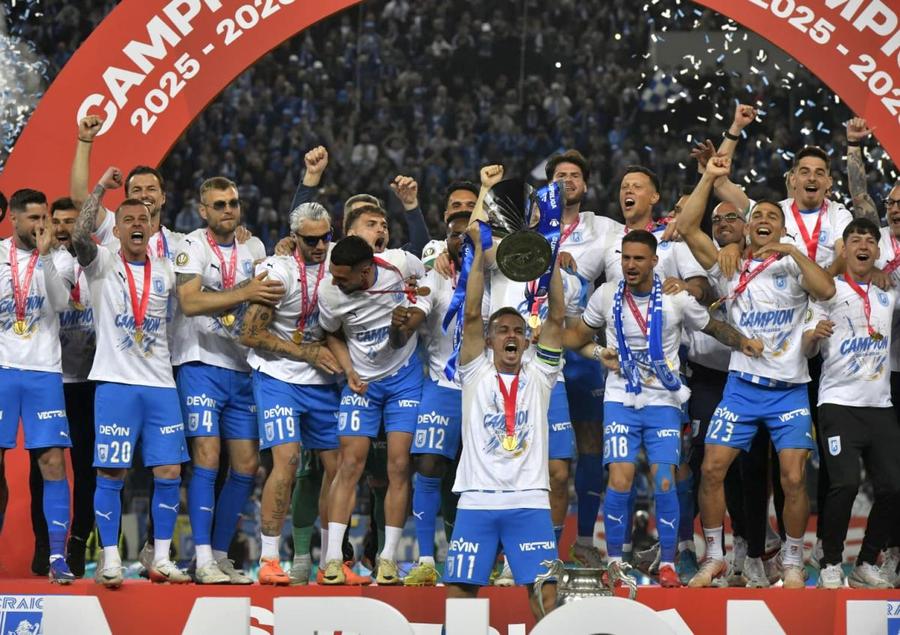 Căpitanul Nicușor Bancu a fost cel care a ridicat trofeul de campion / FOTO: Cristi Preda (GSP) Previziunea lui Nicușor Bancu s-a adeverit după 12 ani » Cu piciorul franjuri, căpitanul Craiovei scria pe foaie un mesaj din două cuvinte