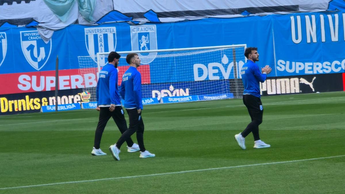 Chiar e atmosferă de titlu! Cum i-au așteptat ultrașii pe jucătorii Craiovei + clujenii, nevoiți să schimbe planul