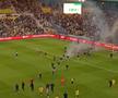Meci abandonat în ultima etapă din Ligue 1 » Suporterii au intrat pe teren și au aruncat cu torțe spre banca tehnică