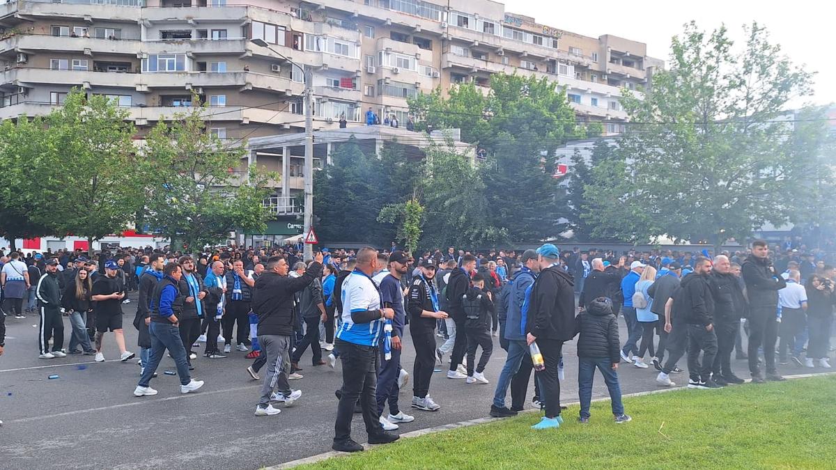 Chiar e atmosferă de titlu! Cum i-au așteptat ultrașii pe jucătorii Craiovei + clujenii, nevoiți să schimbe planul