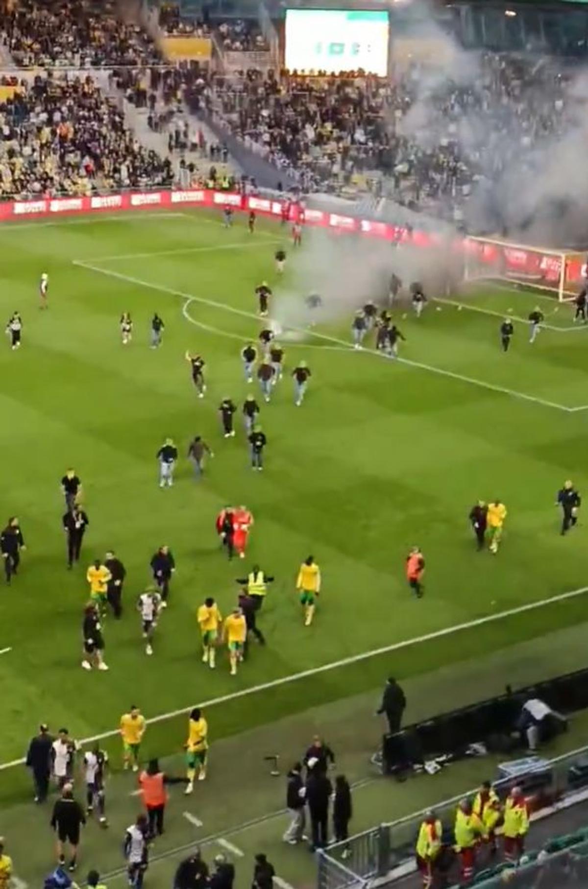 Meci abandonat în ultima etapă din Ligue 1 » Suporterii au intrat pe teren și au aruncat cu torțe spre banca tehnică