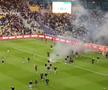 Meci abandonat în ultima etapă din Ligue 1 » Suporterii au intrat pe teren și au aruncat cu torțe spre banca tehnică