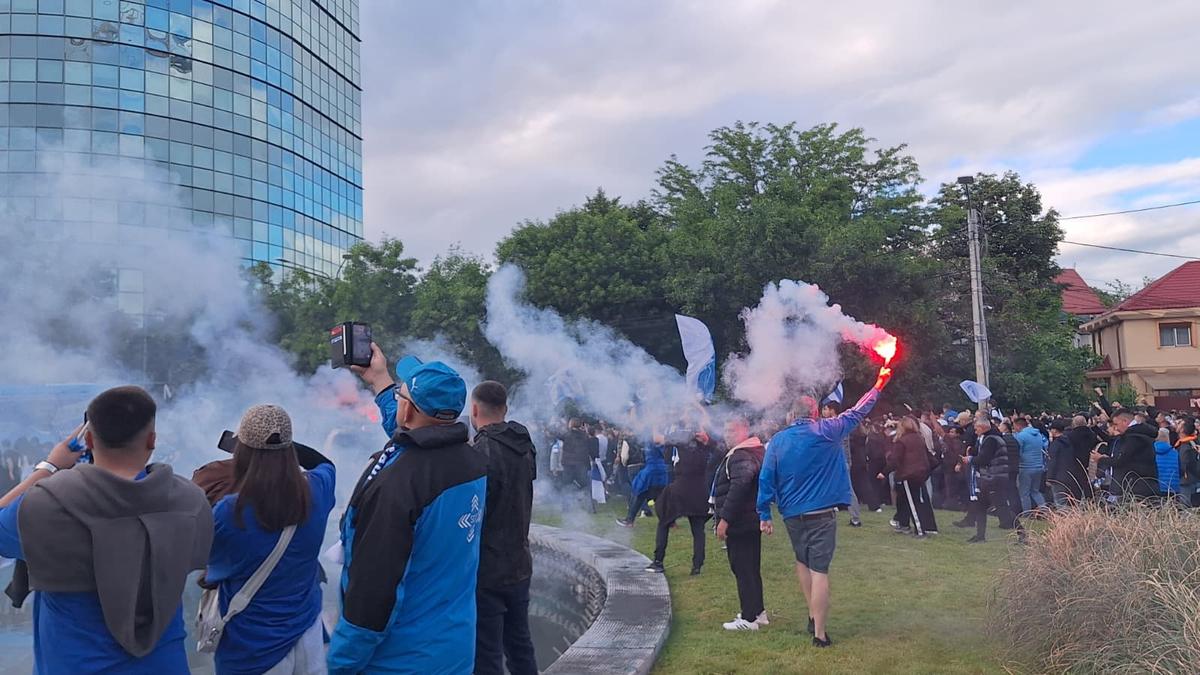Chiar e atmosferă de titlu! Cum i-au așteptat ultrașii pe jucătorii Craiovei + clujenii, nevoiți să schimbe planul