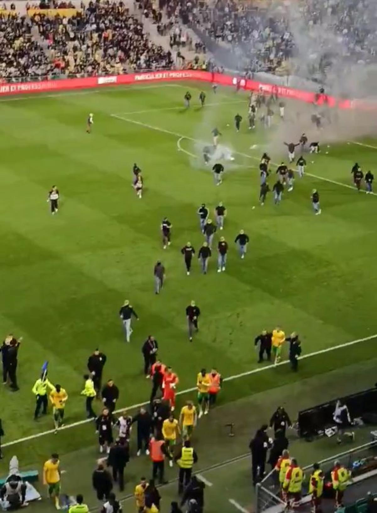 Meci abandonat în ultima etapă din Ligue 1 » Suporterii au intrat pe teren și au aruncat cu torțe spre banca tehnică