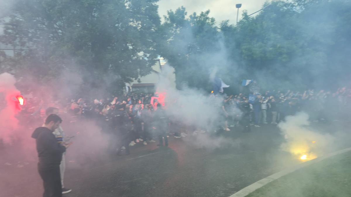 Chiar e atmosferă de titlu! Cum i-au așteptat ultrașii pe jucătorii Craiovei + clujenii, nevoiți să schimbe planul