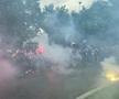 Chiar e atmosferă de titlu! Cum i-au așteptat ultrașii pe jucătorii Craiovei + clujenii, nevoiți să schimbe planul