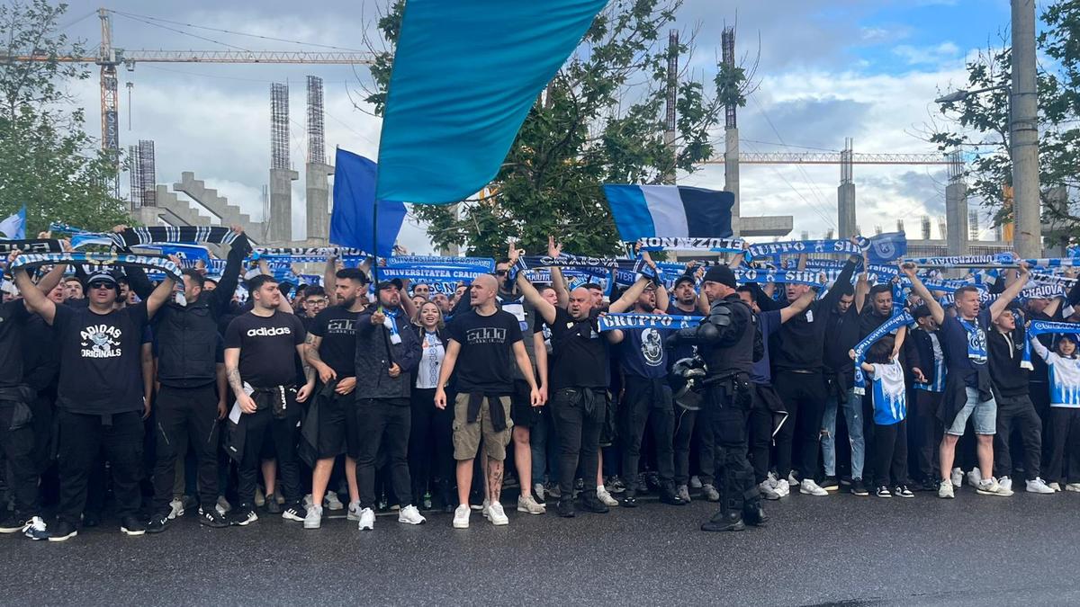 Chiar e atmosferă de titlu! Cum i-au așteptat ultrașii pe jucătorii Craiovei + clujenii, nevoiți să schimbe planul