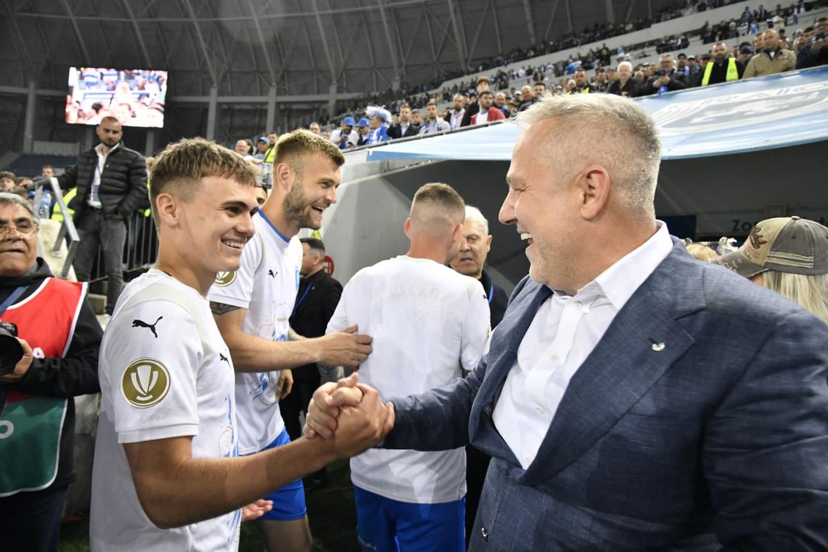 Universitatea Craiova, imagini cu trofeul