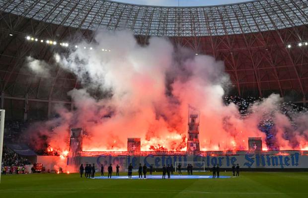 Oltenii au aprins peluza la meciul de titlu din Bănie! Demersul organizatorilor, imediat după golul de 2-0