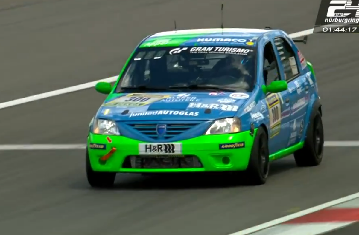 Dacia Logan, în centrul atenției pe circuitul de la Nurburgring » Imagini de la cursa unde concurează și Max Verstappen