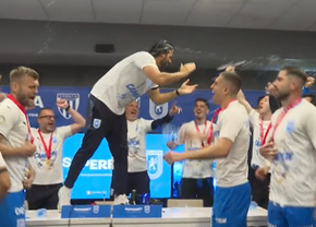Coelho s-a urcat pe masă în conferință! Fotbaliștii au năvălit peste antrenor