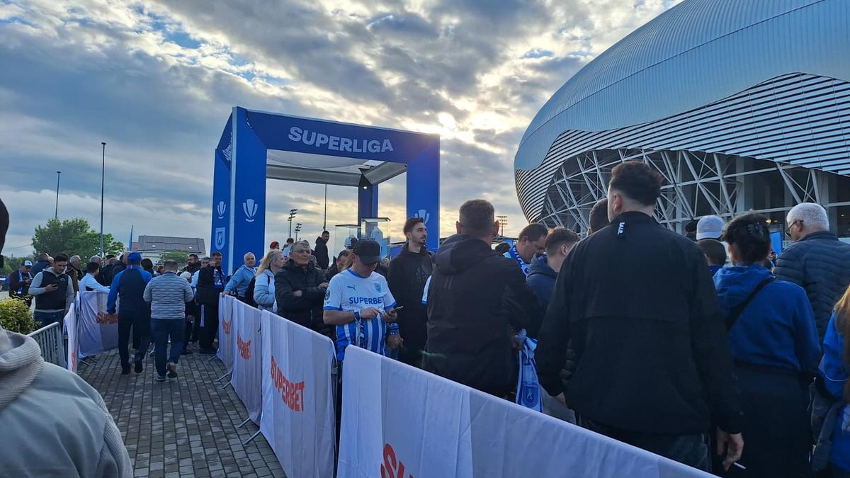 Chiar e atmosferă de titlu! Cum i-au așteptat ultrașii pe jucătorii Craiovei + clujenii, nevoiți să schimbe planul