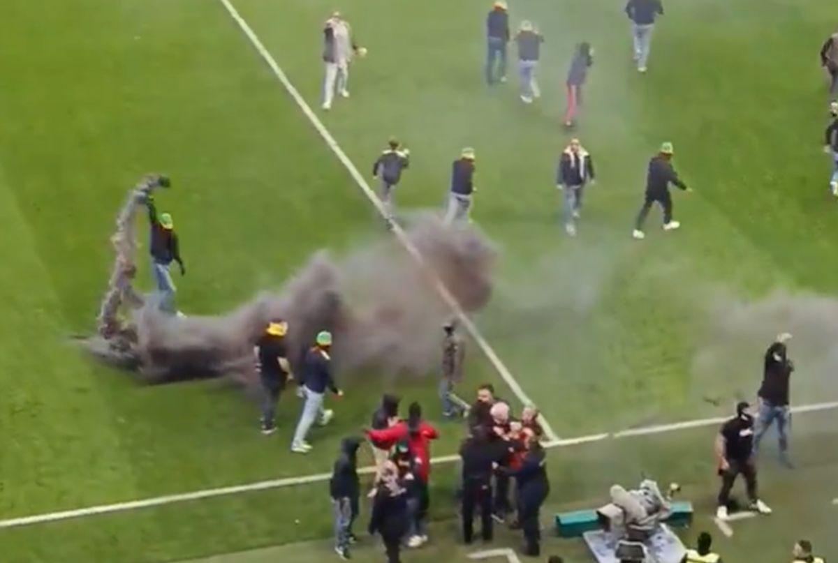 Meci abandonat în ultima etapă din Ligue 1 » Suporterii au intrat pe teren și au aruncat cu torțe spre banca tehnică