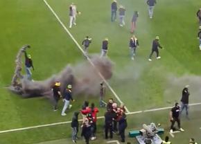 Meci abandonat în ultima etapă din Ligue 1 » Suporterii au intrat pe teren și au aruncat cu torțe spre banca tehnică