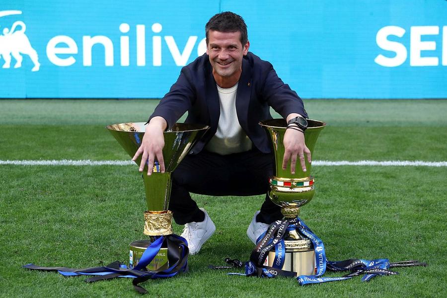 Cristi Chivu, cu cele două trofee cucerite în acest sezon // foto: Guliver/gettyimages Au sfârâit grătarele » Party cu echipa lui Chivu și angajații