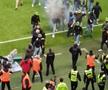 Meci abandonat în ultima etapă din Ligue 1 » Suporterii au intrat pe teren și au aruncat cu torțe spre banca tehnică