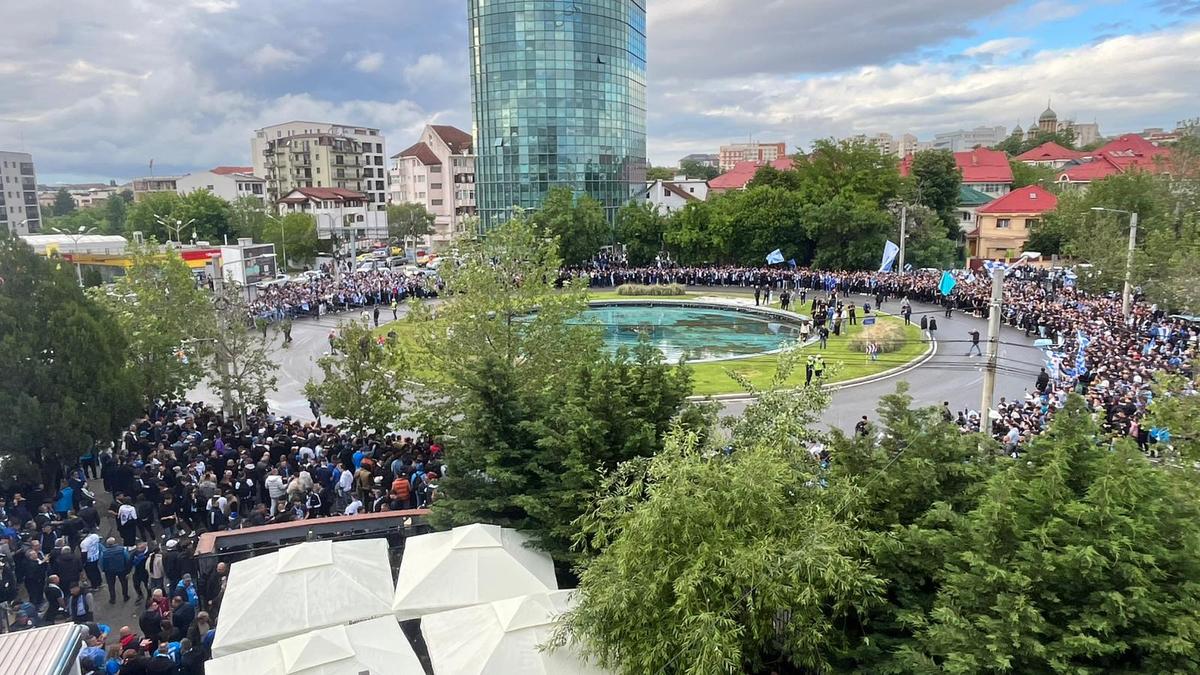 Chiar e atmosferă de titlu! Cum i-au așteptat ultrașii pe jucătorii Craiovei + clujenii, nevoiți să schimbe planul