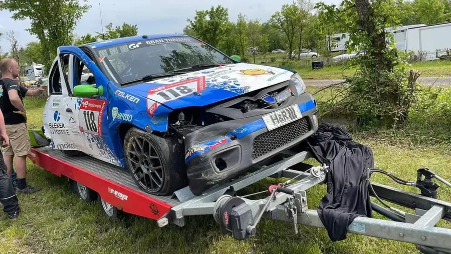 Dacia Logan, în centrul atenției pe circuitul de la Nurburgring » Imagini de la cursa unde concurează și Max Verstappen