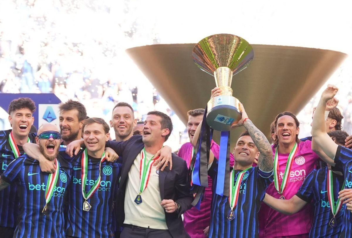 Inter s-a încurcat cu Verona, însă e sărbătoare la Milano » Cristi Chivu a primit trofeul pe San Siro