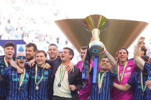 Inter s-a încurcat cu Verona, însă e sărbătoare la Milano » Cristi Chivu a primit trofeul pe San Siro