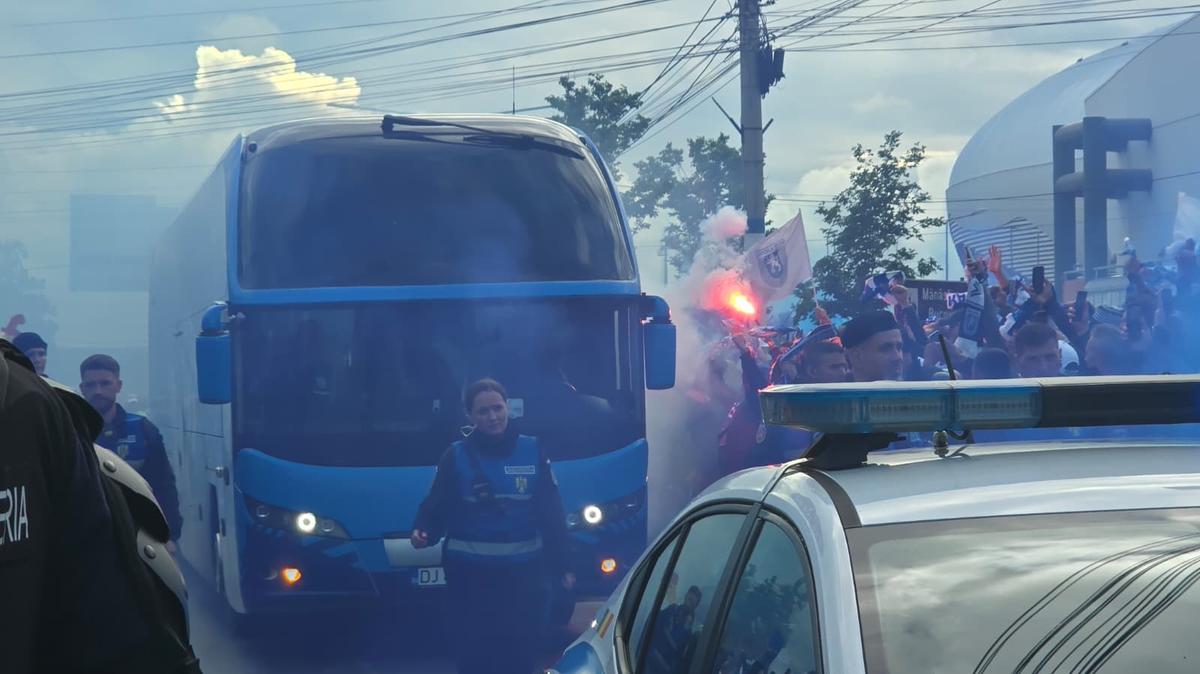 Chiar e atmosferă de titlu! Cum i-au așteptat ultrașii pe jucătorii Craiovei + clujenii, nevoiți să schimbe planul