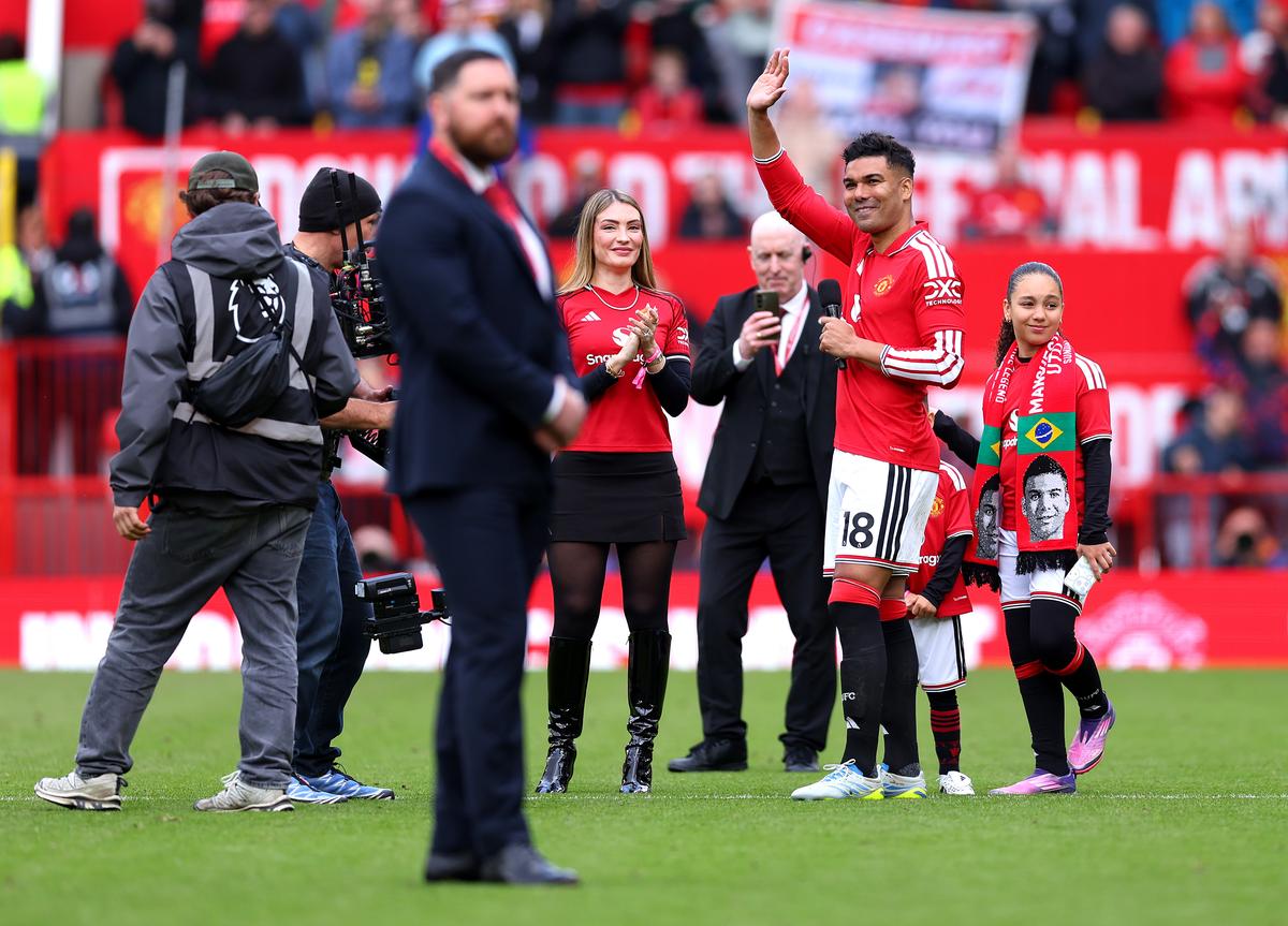 Casemiro, aplaudat la scenă deschisă după ultimul meci acasă pentru Manchester United: „Voi, suporterii, sunteți cel mai bun lucru!”