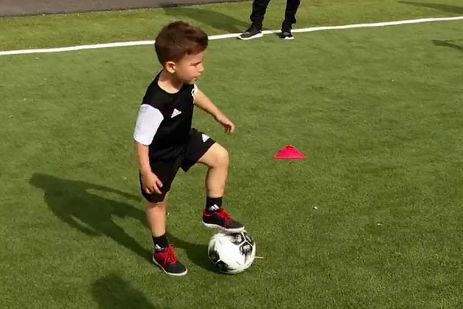 Tiago Mutu VIDEO Tiago Mutu, antrenamente la Juventus Academy! Imagini de colecție: „În 15 ani vom avea un nou Mutu la națională, uite-l aici jos” :)