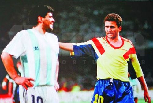 Gică Hagi (dreapta) și Diego Maradona, în România - Argentina (1-1)