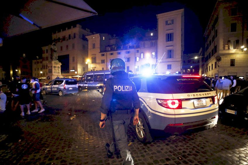 Poliția italiană a intervenit pentru dezamorsarea bombei // foto: Imago