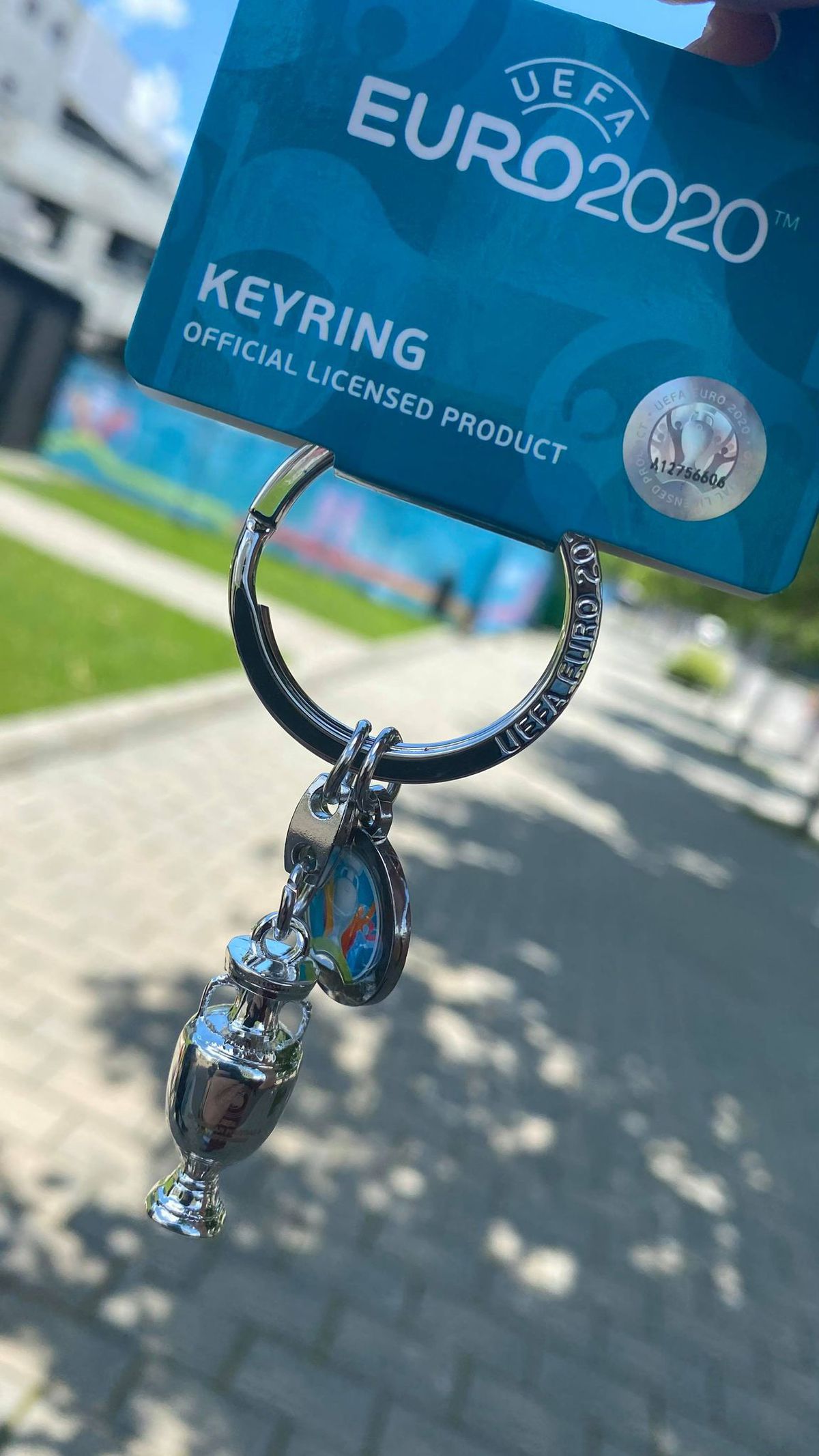 Poftiți la fan shop-ul Euro 2020 de la București! Cât costă o șapcă, un tricou sau un breloc