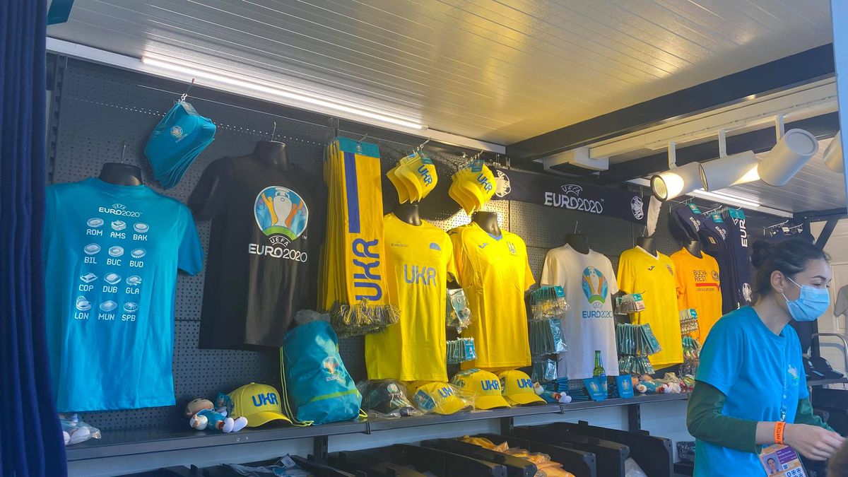Poftiți la fan shop-ul Euro 2020 de la București! Cât costă o șapcă, un tricou sau un breloc