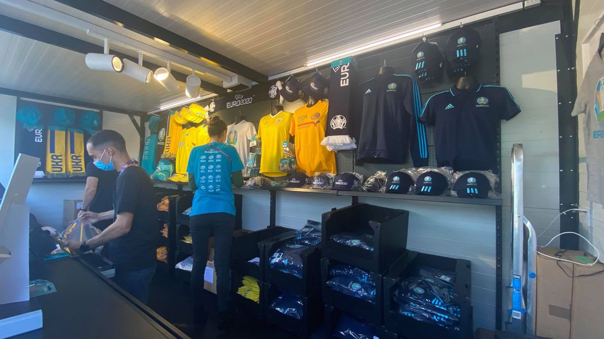 Poftiți la fan shop-ul Euro 2020 de la București! Cât costă o șapcă, un tricou sau un breloc
