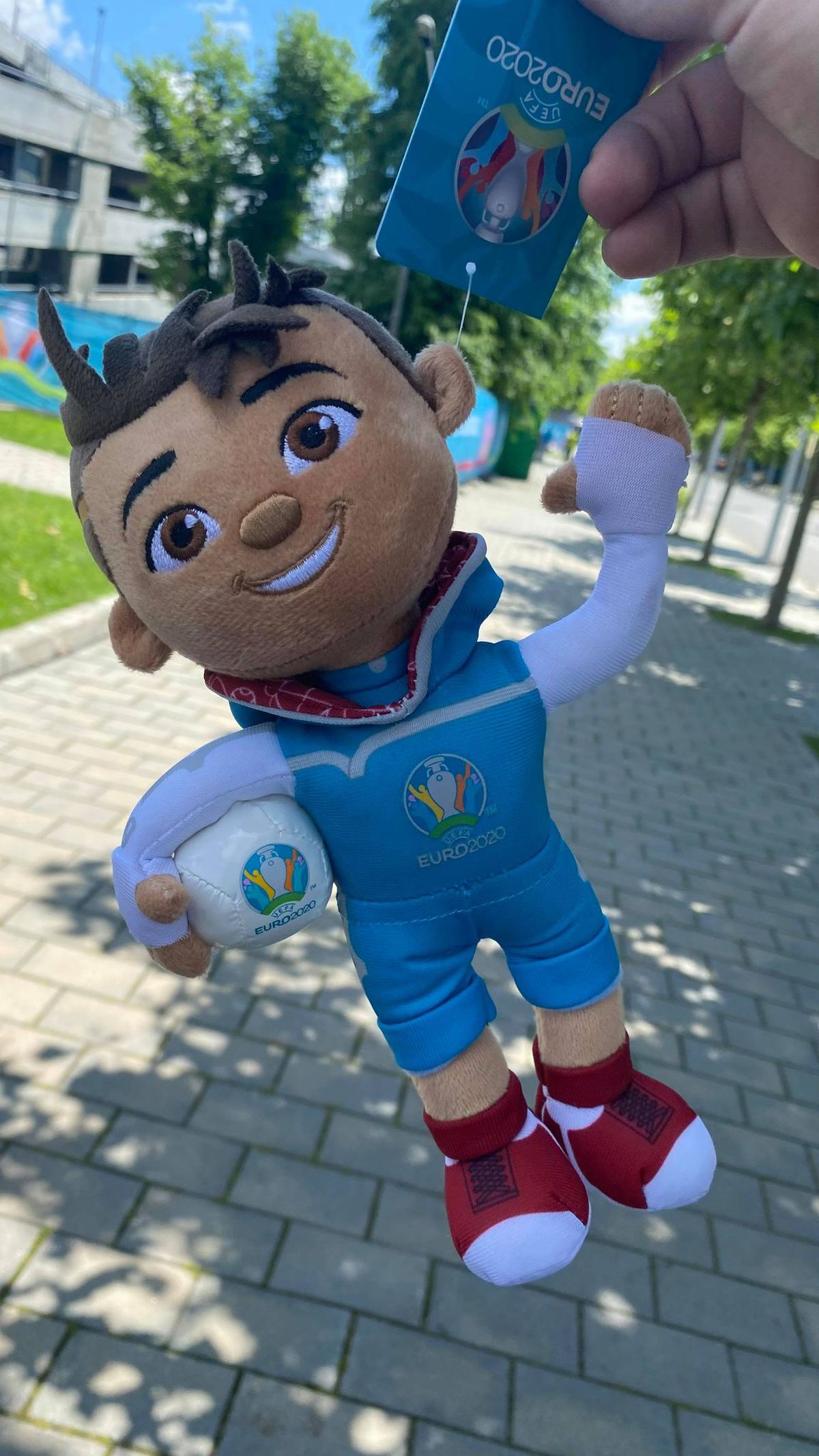 Poftiți la fan shop-ul Euro 2020 de la București! Cât costă o șapcă, un tricou sau un breloc