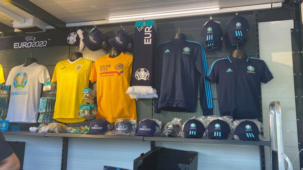 Poftiți la fan shop-ul Euro 2020 de la București! Cât costă o șapcă, un tricou sau un breloc