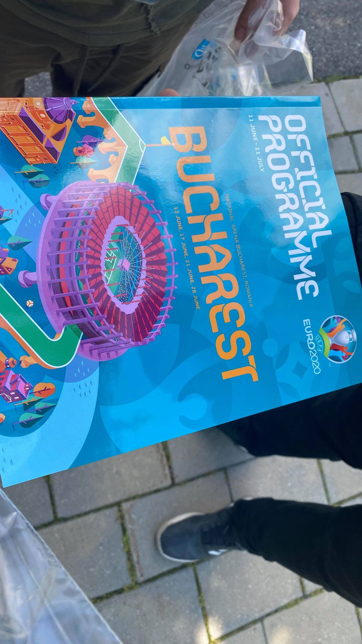 Poftiți la fan shop-ul Euro 2020 de la București! Cât costă o șapcă, un tricou sau un breloc