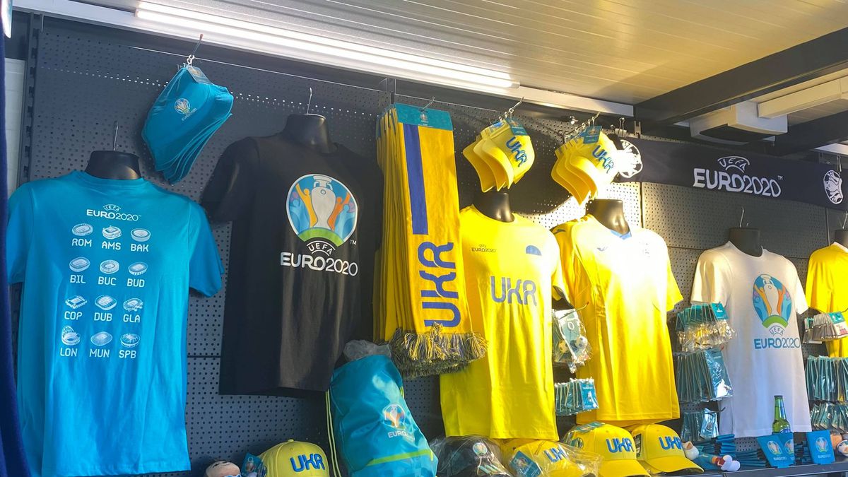 Poftiți la fan shop-ul Euro 2020 de la București! Cât costă o șapcă, un tricou sau un breloc