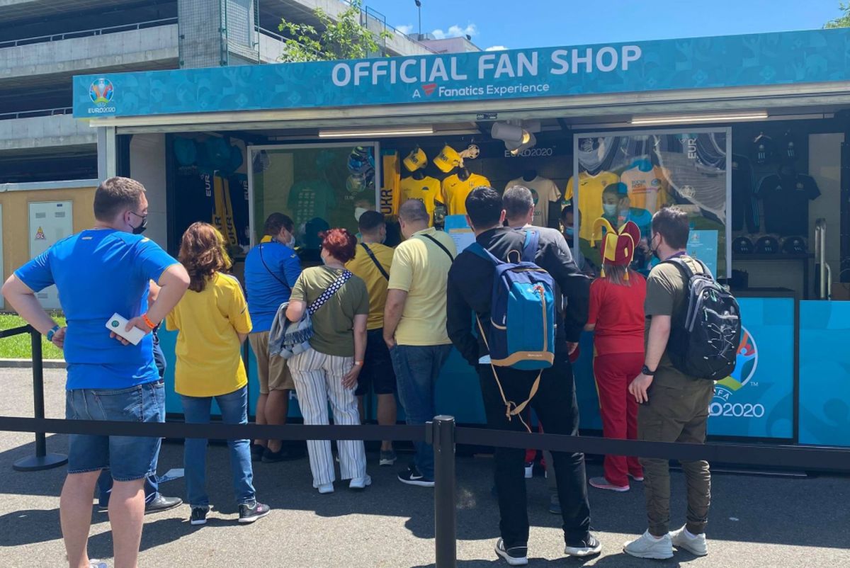 Poftiți la fan shop-ul Euro 2020 de la București! Cât costă o șapcă, un tricou sau un breloc