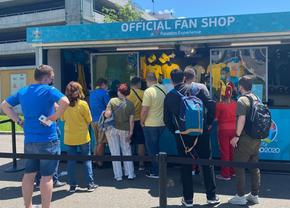 Poftiți la fan shop-ul Euro 2020 de la București! Cât costă o șapcă, un tricou sau un breloc