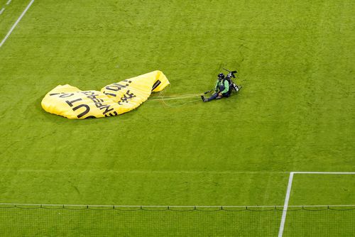 Accident șocant pe Allianz Arena! A aterizat din cer în tribună la partida Franța - Germania FOTO: Alexandra Fechete