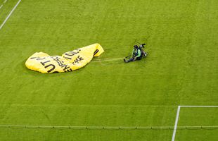 Protestatar cu parașuta la EURO 2020, înainte de Franța - Germania! A avut probleme la aterizare, s-a lovit de un cablu Spidercam