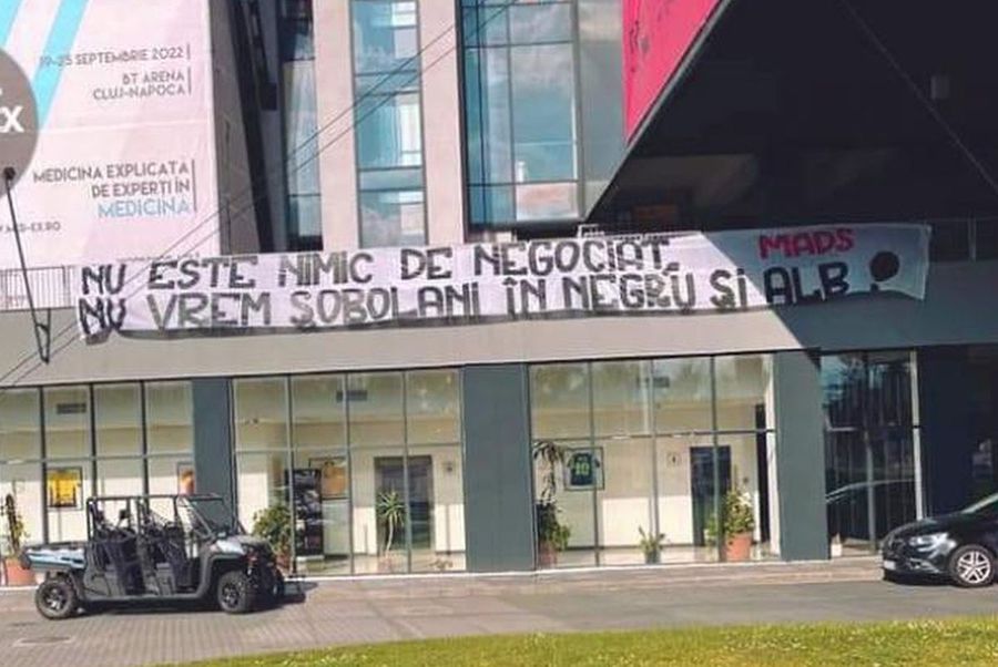 Fanii lui U Cluj nu vor să audă de transferul lui Chipciu » Mesaj jignitor afișat la stadion: „Nu vrem șobolani în negru și alb”