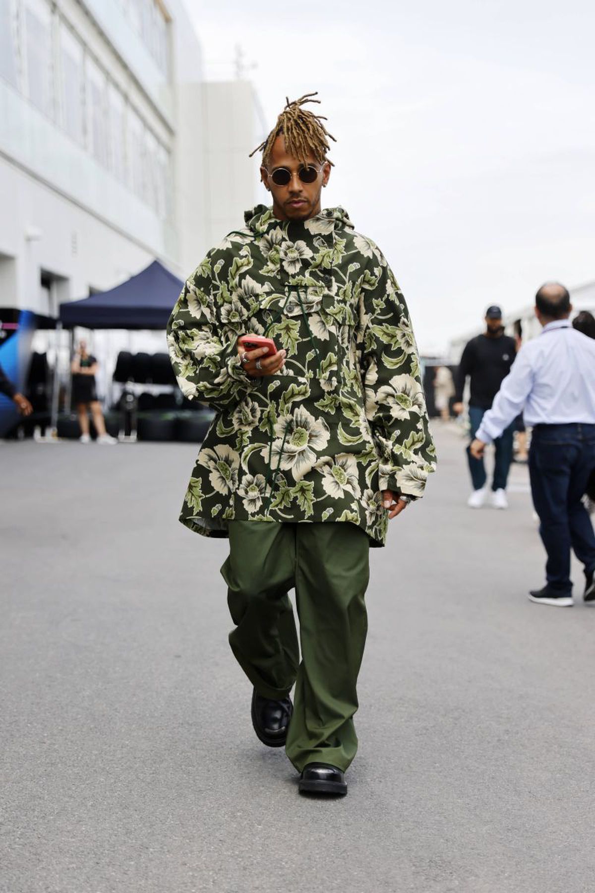 Lewis Hamilton, o nouă apariție inedită » Cum a apărut la Marele Premiu din Canada și o colecție cu cele mai inedite look-uri ale sale