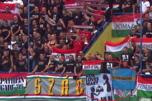 Cele două bannere afișate de maghiari în Muntenegru / Sursă foto: Facebook@ULTRAS-TIFO.net