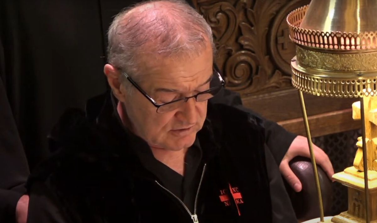 Gigi Becali cântă în Biserică