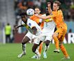 Nicolas Jackson, în stânga, în duel cu Frenkie de Jong la Campionatul Mondial din Qatar // foto: Guliver/gettyimages