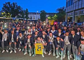 Fotbaliștii României, așteptați ca niște eroi la hotelul din Wurzburg! Surpriză din partea gazdelor