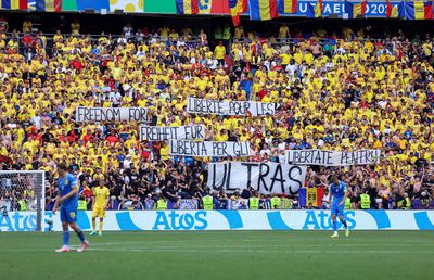 Protest ratat de televiziuni în timpul meciului România - Ucraina » Ce au afișat ultrașii „tricolori” la Munchen