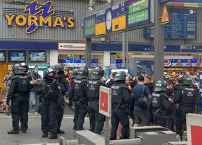 Ultrașii români, REȚINUȚI la intrarea în Germania! Acuzații fără precedent: „FRF și Jandarmeria i-au vândut pe ultrașii din Peluza Naționalei”